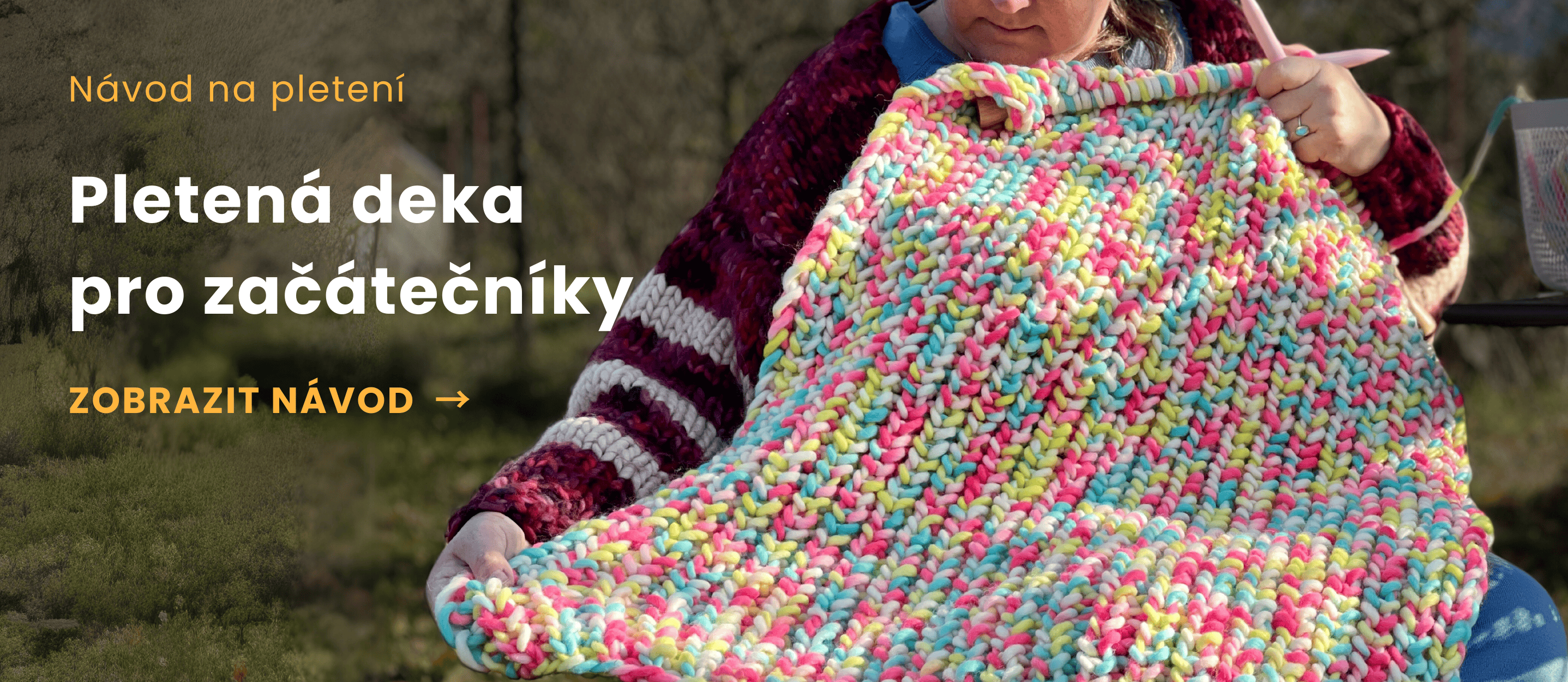 Pletená deka pro začátečníky z vlněné příze The Wool. Menší zimní deka dobře poslouží jako hřejivý přehoz přes nohy. Její velikost umožňuje zabalit si nohy nebo ji použít jako pléd přes ramena. Deka je pletená z naší nejobjemnější příze THE WOOL, a tak vá