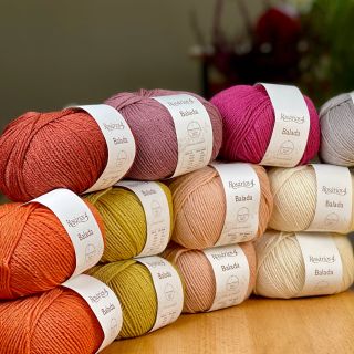 Hledáte přízi, která je univerzální a příjemná na nošení? Příze Balada je vhodná na různé druhy úpletů, čepice, čelenky,...