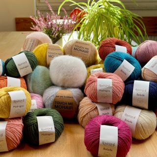 Víte, jak vzniká hedvábí? Hedvábné vlákno produkuje larva bource morušového. Larva si před zakuklením vytváří kokon z...